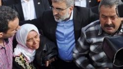 Bakan Yıldız madenci yakınını sarılarak teselli etti İZLE