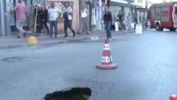 Fatih'te cadde ortasında yol çöktü
