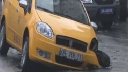İstanbul'da şiddetli yağış nedeniyle yol çöktü