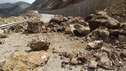 Elazığ'da heyelan trafiği geçici olarak durdurdu