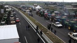 Yunanistan’da çiftçiler yolları kapattı