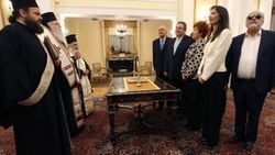 Yunanistan'da ilk kez görme engelli bakan görev yapacak
