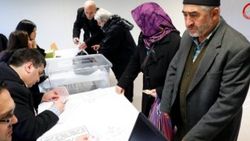 Yurt dışında seçmenler sandıklara akın ediyor