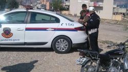 Trafik polisi oğluna ceza kesti
