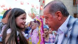 Sesini Cumhurbaşkanı Erdoğan'a duyuramayan küçük kız ağladı