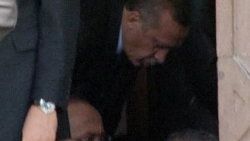 Erdoğan cemaati rahatsız etmemek için namazı kapıda kıldı