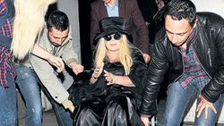 Zerrin Özer ayağa kalktı