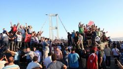 Halk sokaklara indi Beyaz Türkler rahatsız oldu