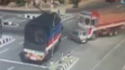 Otomobil iki kamyon arasında kağıt gibi ezildi