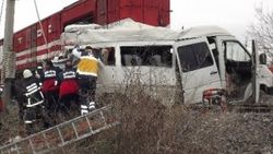 Malatya'da trenle öğrenci servisi çarpıştı: 1 ölü