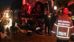 Yolcu otobüsü tıra çarptı: 1 ölü, 17 yaralı