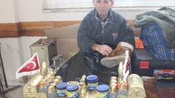 Aydınlı minibüsçüleri her sabah kontrol eden boyacı amca
