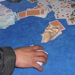 İzmir'de bir depoya kumar operasyonu düzenlendi