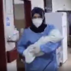 Koronayı yenen 23 günlük bebek, alkışlarla uğurlandı