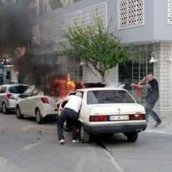 Aydın'da yanan otomobile esnaftan müdahale