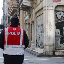 Kepenklerin indiği İstanbul’da grafitiler konuşuyor