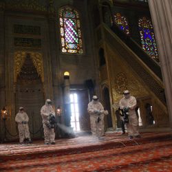 Sultanahmet, ilk cuma namazı için dezenfekte edildi