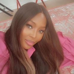 Naomi Campbell, marka çekimi için çıplak poz verdi