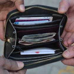 Kahramanmaraş'ta para dolu cüzdanı sahibine teslim etti