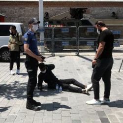 Taksim'de Kongo uyruklu şahıs polisi görünce fenalaştı