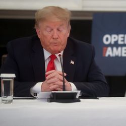 Trump, polis şiddetiyle ölen Floyd'un ailesiyle görüştü