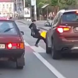 Aracın altında kalmaktan son anda kurtuldu