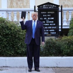 Evanjelistler'den Trump'ın İncil pozuna destek