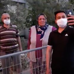 Terhis olan gencin karantinadaki babaannesine ziyareti