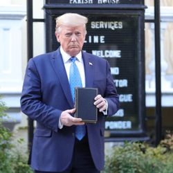 Ruhani: Trump'ın İncil'e el uzatması utanç verici