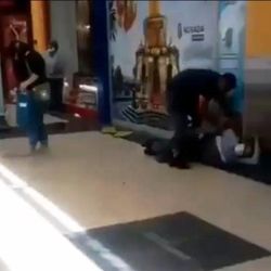 İzmir'de, eşiyle tartışan adam 3 kişiyi bıçakladı
