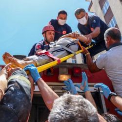 Antalya'da hamile kadın camdan düştü