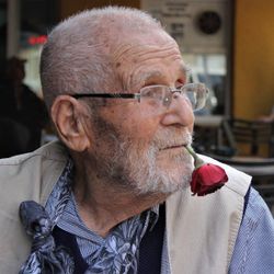 Bursa'daki Gül Dede, virüse karşı meydan okuyor
