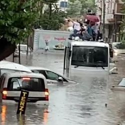 Esenyurt'ta minibüs üzerinde mahsur kalan yolcular