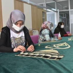 Sivas'ta ay yıldızlı caminin süslemesini kadınlar yaptı