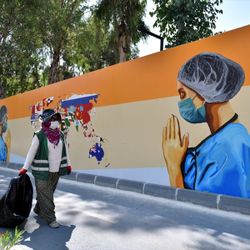 Mersin duvarlarında sağlık çalışanlarını yansıtan grafiti