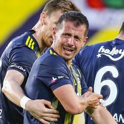 Emre Belözoğlu, galibiyetin ardından ağladı