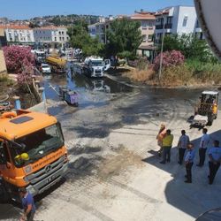 Çeşme'de atık su borusu patladı