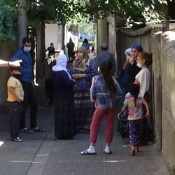 Diyarbakır'da ekmek almaya giden kız silahla yaralandı