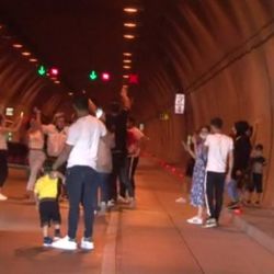 İstanbul'da asker konvoyu yolu kapattı