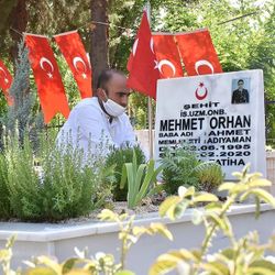 Dedesinin anısına şehitliğin gönüllü bakıcısı oldu