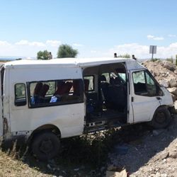 Van'da yolcu minibüsü devrildi: 14 yaralı