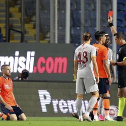 Visca kariyerinde ilk defa kırmızı kart gördü