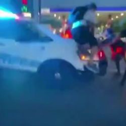 ABD'de polis göstericilerin üzerine aracı sürdü