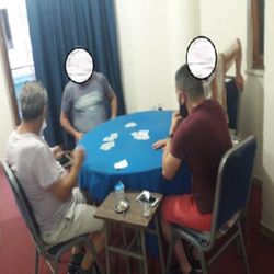 Denizli'de kumar oynayanlara sosyal mesafe cezası kesildi