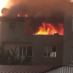 İzmir'de 4 katlı binanın çatı katı yandı