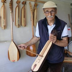 Bolulu emekli öğretmen kemençe ve saz yapıyor