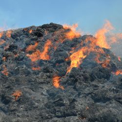 Hatay'da saman balyaları alev alev yandı