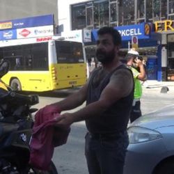 Arnavutköy'de maske takmayan adam ceza yazılınca soyundu