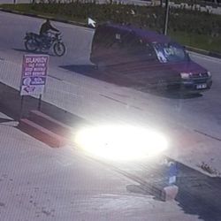 Isparta'da, yavaşlayan araca çarpan motosikletli