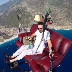 Fethiye'de koltukla uçarken televizyon izledi